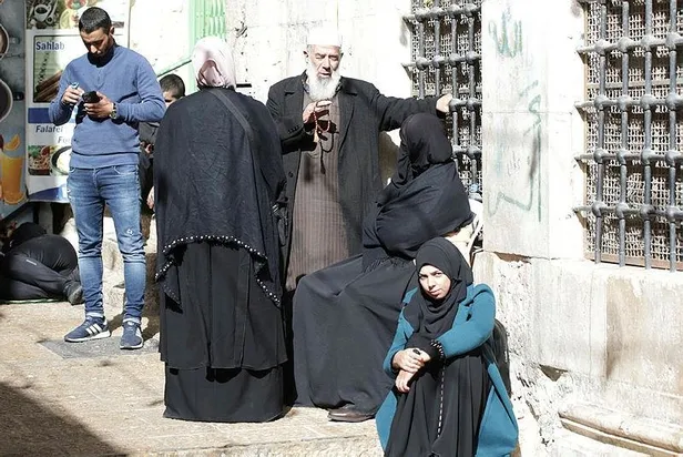 İsrail polisinden alçak saldırılara devam: Mescid-i Aksa baskınında 450 Filistinli gözaltına alındı-6