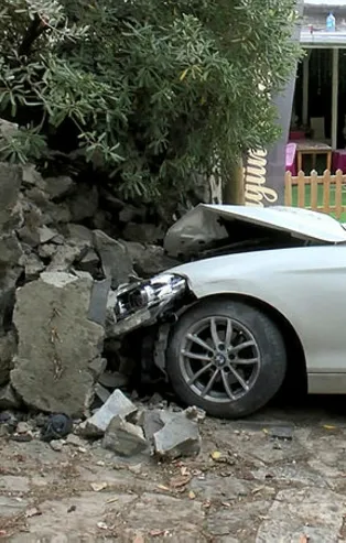 Sarıyer'de kontrolden çıkan lüks araç istinat duvarına çarptı