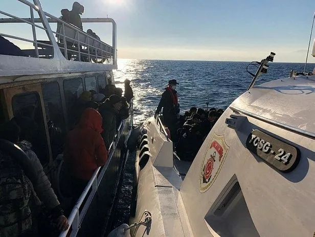 izmir-aciklarinda-yunanistanin-ittigi-588-duzensiz-gocmen-karaya-cikarildi-1644869013115.jpeg İzmir açıklarında Yunanistan'ın ittiği 588 düzensiz göçmen karaya çıkarıldı!-3