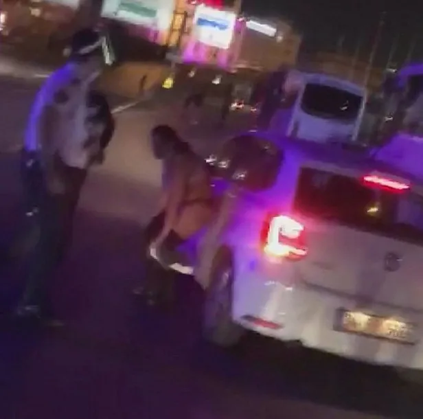 istanbul-gungorende-akilalmaz-olay-caddede-soyundular-trafigi-birbirine-kattilar-1604303370033.jpg İstanbul Güngören'de akılalmaz olay! Caddede soyundular, trafiği birbirine kattılar...-1