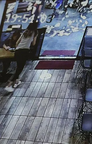 Erzincan'da şoke eden olay: Kafeden sokağa binlerce lira saçıldı