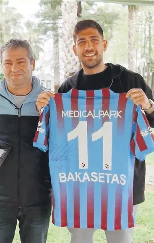 Trabzonspor’un şampiyonluğunu ilan ettiği Antalyaspor maçında sahaya giren taraftar Ömer Koç Bakasetas’ın çorabını aldı