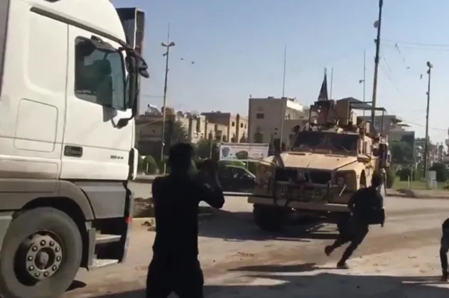 Terörist beslemenin sonu: Kamışlı'da YPG'liler Amerikan askerlerini taşladı
