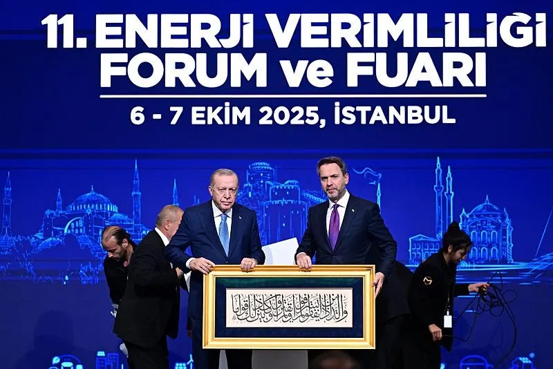 Foruma katılan Enerji ve Tabii Kaynaklar Bakanı Alparslan Bayraktar, Başkan Erdoğan'a hat levhası takdim etti. (AA)