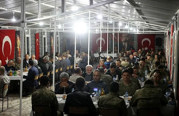 Bakan Akar afet bölgesinde: "Üstesinden gelemeyeceğimiz zorluk yok"-6