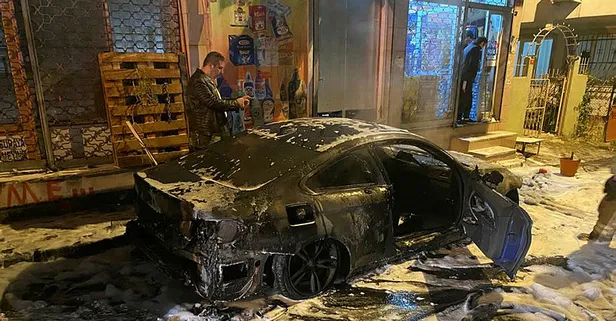 Fatih’de park halindeki lüks otomobil alev alev yandı