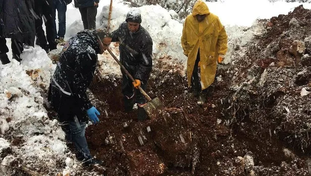 esrarengiz-cinayet-15-yil-sonra-aydinlatildi-iple-bogup-gomduler-3-saniga-agirlastirilmis-hapis-cezasi-1632245890329.jpeg Esrarengiz cinayet 15 yıl sonra aydınlatıldı! İple boğup gömdüler... 3 sanığa ağırlaştırılmış hapis cezası!-4