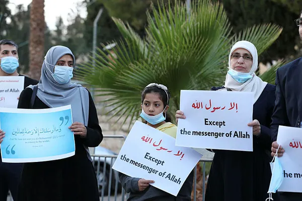 israil-isgli-altindaki-kuduste-fransa-ve-macronun-islam-karsitligi-protesto-edildi-ona-dokunulmasini-asla-kabul-etmiyoruz-1604347360354.jpg İsrail işgâli altındaki Kudüs'te, Fransa ve Macron'un İslam karşıtlığı protesto edildi: Ona dokunulmasını asla kabul etmiyoruz-2