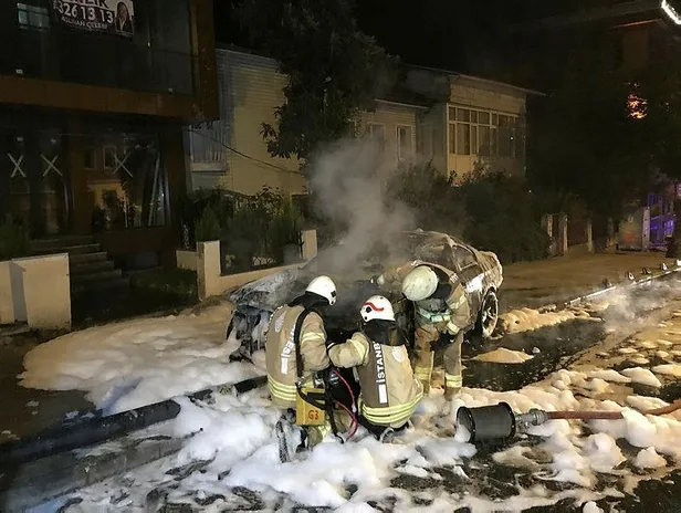 Son dakika: İstanbul Üsküdar'da gece yarısı korkutan kaza: Aydınlatma direğine çarpan otomobil alev alev yandı-4