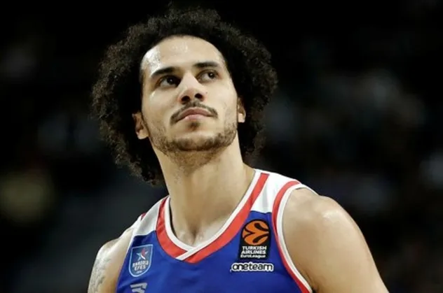 Anadolu Efes'in yıldızı Shane Larkin durdurulamıyor! 4. kez MVP seçildi