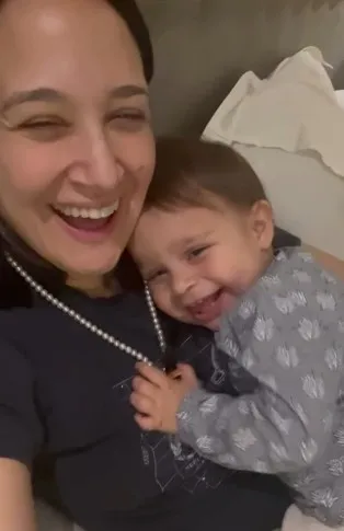 gupse-ozay-kizi-jan-asyanin-bebeklik-videosunu-ilk-kez-paylasti-1787652584933.jpg Gupse Özay'dan sürpriz Jan Asya paylaşımı! "Genetik mi?" diyerek ilk kez yayınladı-5
