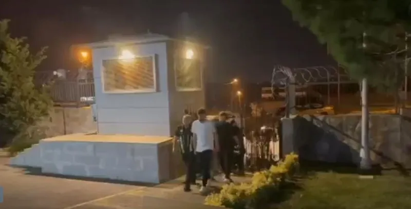 Trafikte terör estiren çakarlı konvoya gereken yapıldı (Fotoğraf: Takvim.com.tr / Ekran görüntüsü)