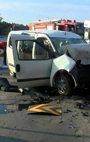 Kartal'da kararsız sürücü beton bariyerlere girdi! Araç hurdaya döndü: 2 yaralı