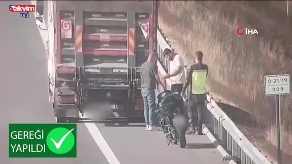 Otoyolda tehlikeli yolculuk kameralara yansıdı: Benzini biten motosikleti kamyonla çektiler