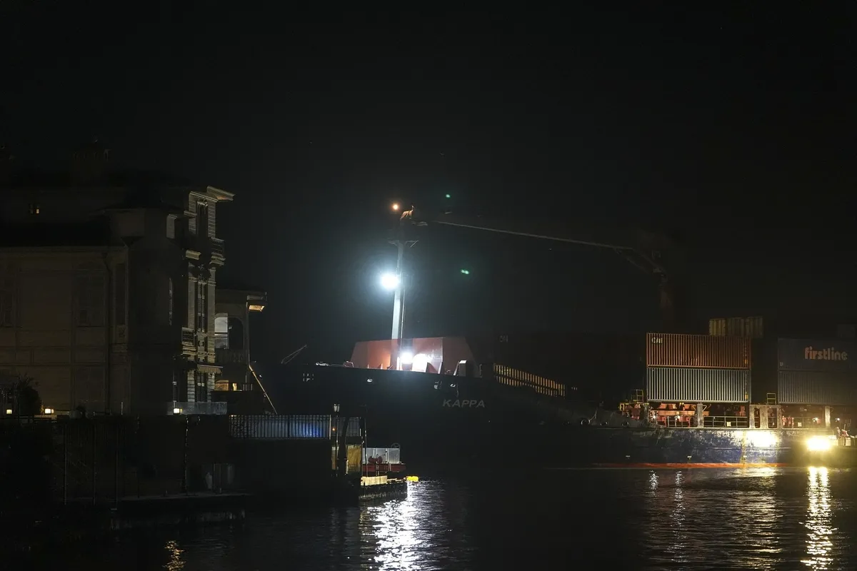 İstanbul Boğazı'nda karaya oturan gemi kurtarıldı-4