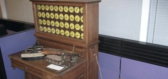 Herman Hollerith, geliştirdiği kart basmalı hesap makinesinin patentini aldı.
