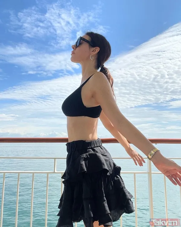 49 yaşındaki Defne Samyeli tatile çıktı paylaşımı olay oldu! Deniz kenarında öyle pozlar verdi ki sosyal medyada yer yerinden oynadı - 9