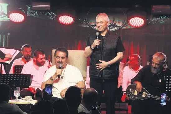 Ümit Besen’i duygulandıran sürpriz! Sahnede gözyaşlarına hakim olamadı