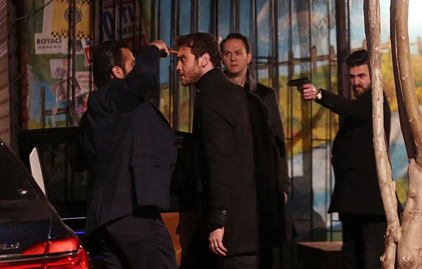 beklenen-oldu-cukurun-olay-isimleri-tufanlar-koparacak-tam-bir-daha-gelmezler-dendigi-anda-sovunu-yapti-1632466553531.jpg Beklenen oldu Çukur'un olay isimleri tufanlar koparacak! Tam bir daha gelmezler dendiği anda şovunu yaptı-4