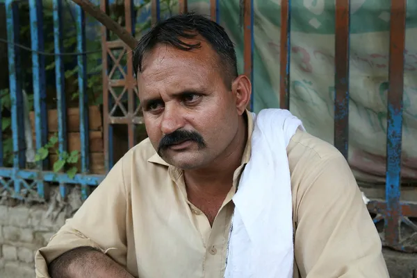 pakistanda-fakirler-sokak-discilerinde-tedavi-oluyor-1629540375315.jpg Pakistan'da fakirler sokak dişçilerinde tedavi oluyor-6