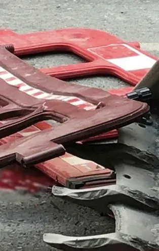 İstanbul’da feci kaza! Kepçenin dişlisine saplanan motosikletli genç ağır yaralandı