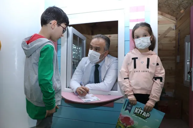 Doktorlar muayene ettikleri çocuklara reçeteyle kitap yazıyor