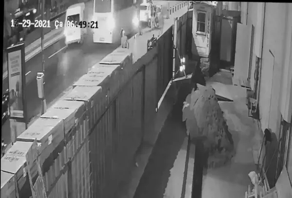 istanbulda-200-bin-liralik-hirsizlik-musluk-calan-3-kisi-yakalandi-1641798992243.jpg İstanbul'da 200 bin liralık hırsızlık! Musluk çalan 3 kişi yakalandı-2