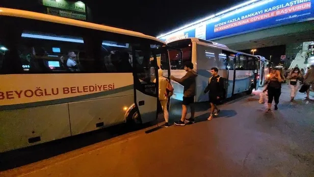 İstanbullu yolda kaldı! CHP'li İBB yolcuları taşıyamayınca AK Partili belediyeler seferber oldu-2