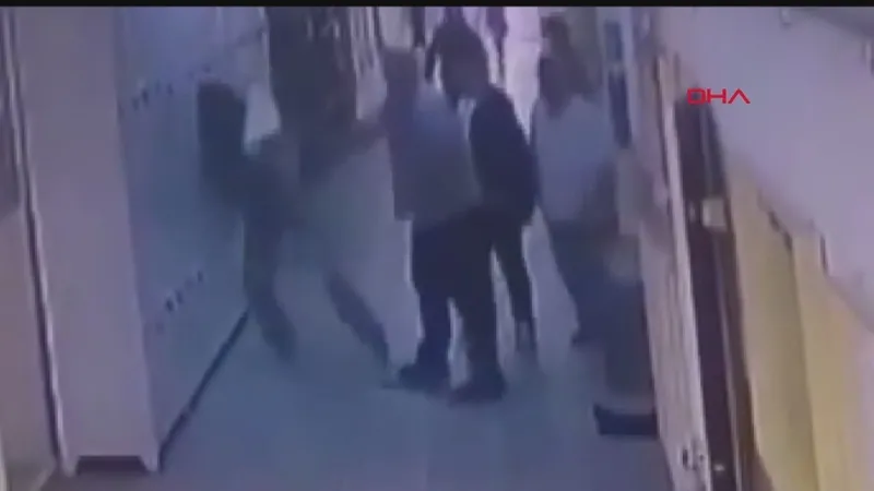 sariyerde-kadin-ogretmene-yumruklu-saldiri-kamerada-maganda-veli-gozaltina-alindi-dehset-anlari-kamerada-1714116104174.jpg Sarıyer'de kadın öğretmene yumruklu saldırı! Maganda veli tutuklandı... Dehşet anları kamerada-3