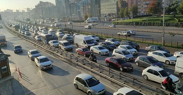 İstanbul'da yola çıkacaklar dikkat! Trafik haritası kıpkırmızı | YOL DURUMU