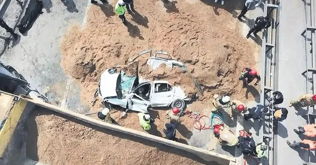 TEM’de feci kaza! Kum yüklü hafriyat kamyonu otomobilin üstüne devrildi