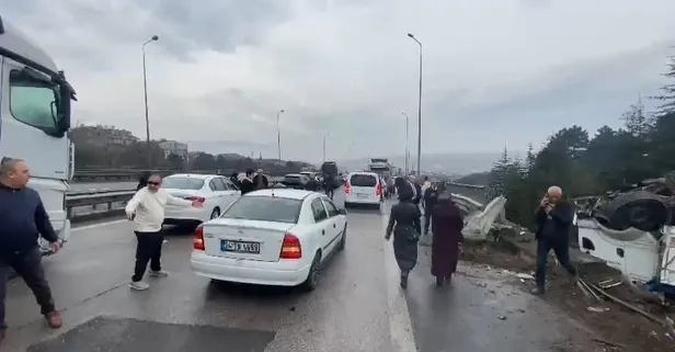 TEM Otoyolu Kocaeli geçişinde araçlar birbirine girdi: 11 yaralı