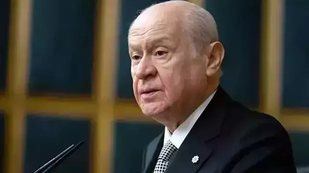 MHP Genel Başkanı Devlet Bahçeliden Özgür Özele sert tepki: Yanı başında vazo gibi tuttuğu bölücülere baksın