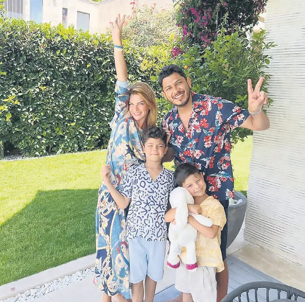 mikanosda-tatil-yapan-cagla-sikel-gitti-mekanda-ters-kose-oldu-1657396552344.jpg Mikanos'da tatil yapan Çağla Şıkel gittiği mekanda ters köşe oldu-14