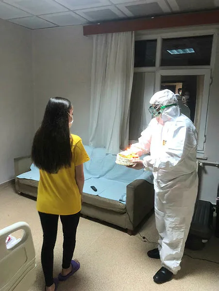 Vuhan'dan tahliye edilen öğrenciye doğum günü sürprizi! Bakan Koca paylaştı-1