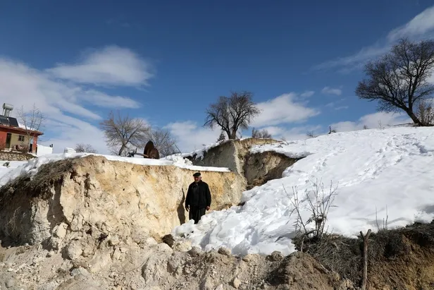 1676461796364.jpeg Malatya Doğanşehir'in kırsal bölgelerinde deprem nedeniyle derin yarıklar oluştu! "Karşı dağ ikiye yarılmış"-5