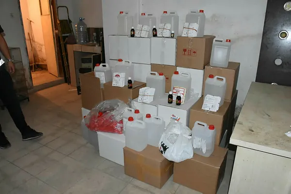 izmirde-dev-sahte-icki-operasyonu-5-ton-etil-alkol-ele-gecirildi-1602527409768.jpg İzmir'de dev sahte içki operasyonu: 5 ton etil alkol ele geçirildi-3