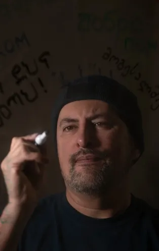 Böyle beyin yok! 45 dil bilen halı temizleyicisi! Vaughn Smith'in beynini incelemeye aldılar