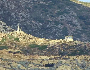 Yunanistan yangına körükle gidiyor! Yunan askerleri Türkiye’nin yanı başındaki Keçi Adası’nda ağır silahlarla görüntülendi