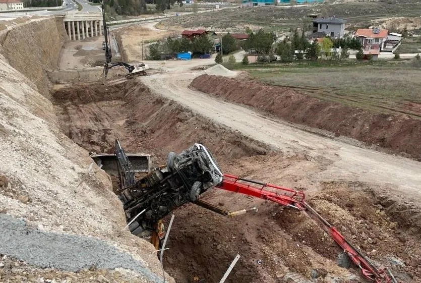 Freni boşalan kamyon dehşet saçtı