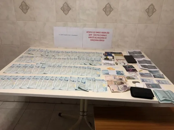 hatayda-sahte-kimlikle-doktor-adina-kredi-cekerken-yakalandi-1647352042174.jpg Hatay'da sahte kimlikle doktor adına kredi çekerken yakalandı-3