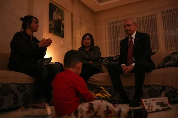 chp-genel-baskani-kemal-kilicdaroglunun-elektrik-tiyatrosu-4-aydir-elektrigi-kesik-aile-iddiasi-yalan-cikti-1650826334172.jpeg CHP Genel Başkanı Kemal Kılıçdaroğlu'nun 'elektrik' tiyatrosu! "4 aydır elektriği kesik aile" iddiası yalan çıktı-4