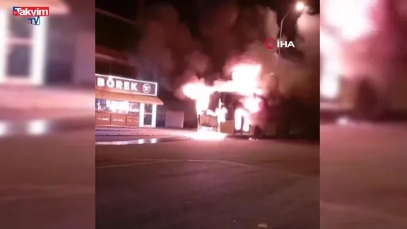 Yer: İstanbul! Park halindeki bir İETT otobüsü böyle yandı