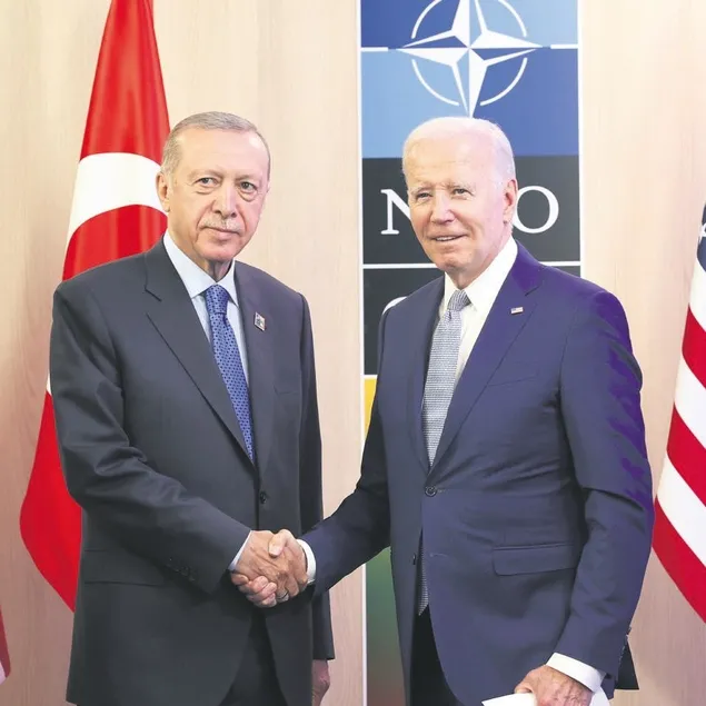 Tebrik için sıraya girdiler