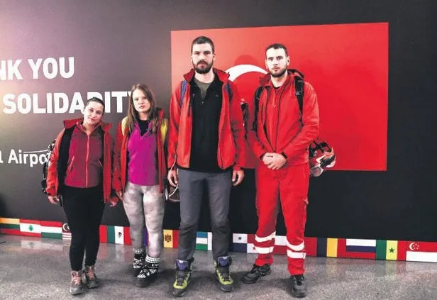 dunyaca-unlu-sef-jose-andres-deprem-sonrasi-turkiyeye-uctu-4-farkli-bolgede-yardima-kostu-1676678161869.jpeg Dünyaca ünlü şef Jose Andres deprem sonrası Türkiye'ye uçtu! 4 farklı bölgede yardıma koştu-4