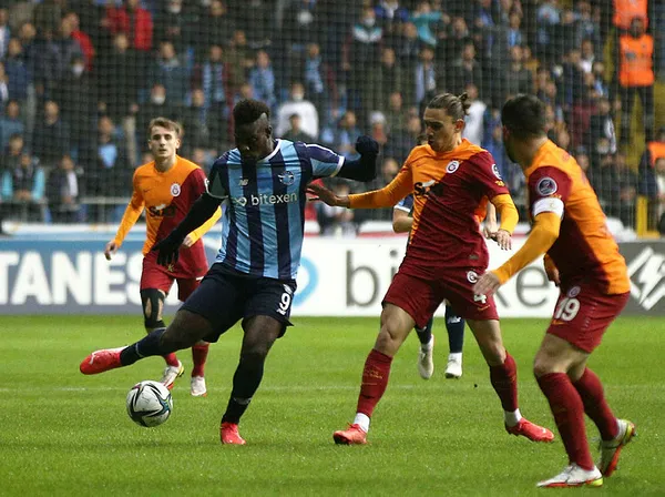 mario-balotelli-adana-demirspor-galatasaray-macinda-gol-atan-yunus-akgunun-kafasina-tekme-atarak-kutladi-1640113362820.jpg Mario Balotelli, Adana Demirspor - Galatasaray maçında gol atan Yunus Akgün'ün kafasına tekme attı-3