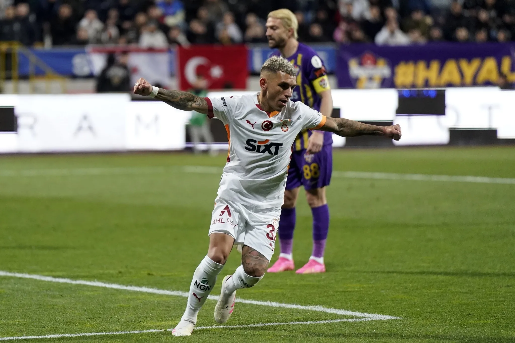 Galatasaray'a sürpriz orta saha! - 2