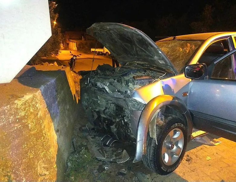 Virajı alamayan sürücü duvara çarptı! 5 yaralı