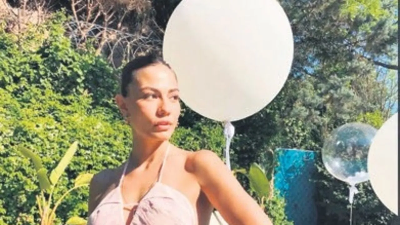 Demet Özdemir’den bayram tatilinden havuz başı paylaşımı