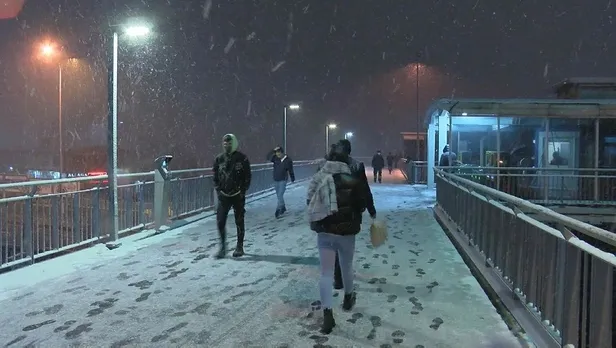 ulastirma-ve-altyapi-bakani-adil-karaismailoglu-kar-yagisi-icin-alinan-onlemler-hakkinda-bilgilendirmede-bulun-1647041318506.jpeg Ulaştırma ve Altyapı Bakanı Adil Karaismailoğlu kar yağışı için alınan önlemler hakkında bilgilendirmede bulundu-3